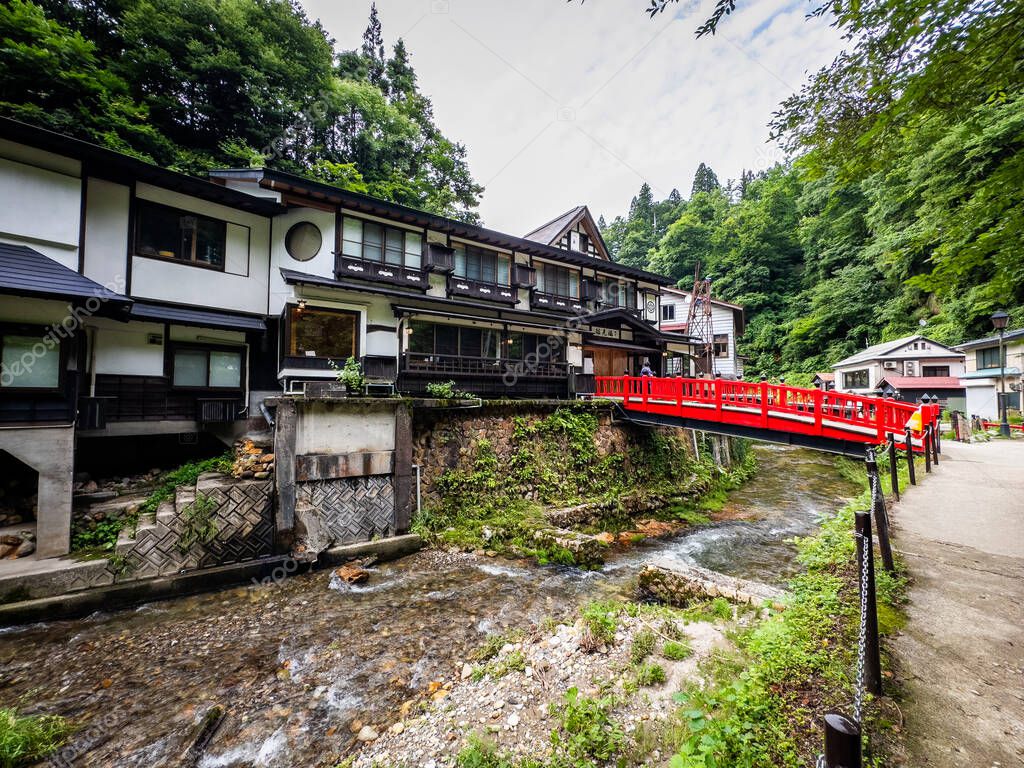 温泉旅館に宿泊するグループのイメージ